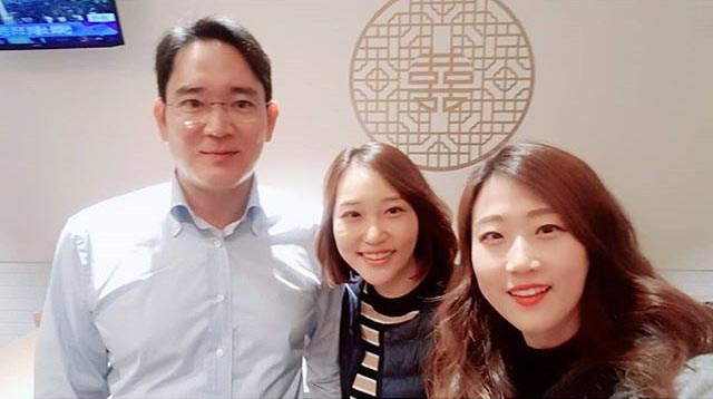 3일 삼성전자 직원 SNS에 게시된 이재용 삼성전자 부회장 모습. 이날 이 부회장은 수원사업장 구내식당에서 직원들과 점심을 함께했다. 연합뉴스