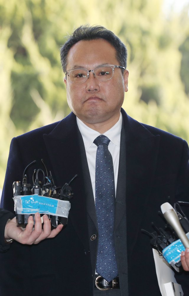 직원을 상습 폭행한 혐의로 고소된 송명빈 마커그룹 대표가 3일 오전 피의자 신분으로 조사받기 위해 서울 강서경찰서로 들어서고 있다. 연합뉴스