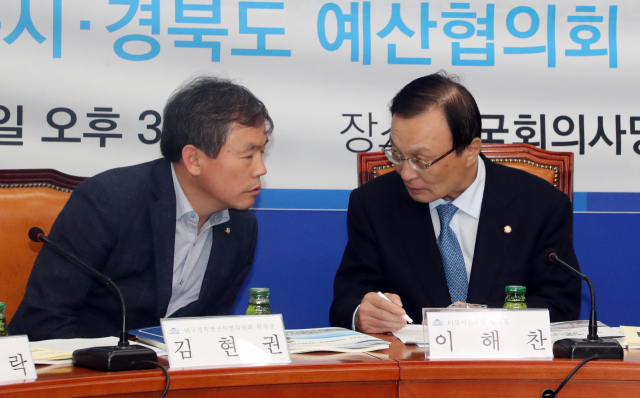 더불어민주당 이해찬 대표가 지난해 국회에서 열린 대구경북발전특별위원회 전체회의에서 김현권 위원장과 대화하고 있다. 연합뉴스