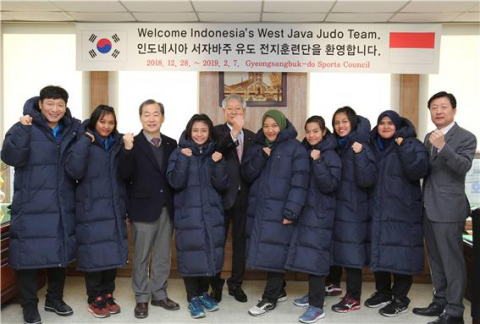 경산에서 전지훈련 중인 인도네시아 서자바주 유도대표팀이 기념촬영하고 있다. 경북도체육회 제공