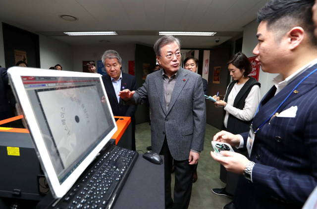 문재인 대통령이 3일 오후 서울 중구 서울스퀘어 빌딩 내 N15 전문 랩을 방문, 스타트업 기업 아티슨앤오션이 스마트폰을 연동한 스쿠버다이빙 장비를 3D 모델링 출력을 통해 제작하는 과정을 지켜보고 있다. 연합뉴스