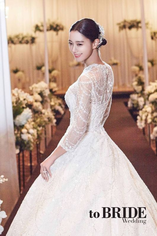 클라라의 결혼 소식이 알려진 3일 프리미엄 웨딩매거진 