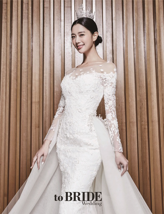 클라라의 결혼 소식이 알려진 3일 프리미엄 웨딩매거진 