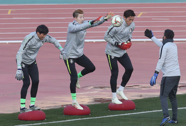 지난달 17일 울산종합운동장에서 축구 국가대표팀 골키퍼 김진현, 조현우, 김승규(왼쪽부터)가 훈련하고 있다. 연합뉴스