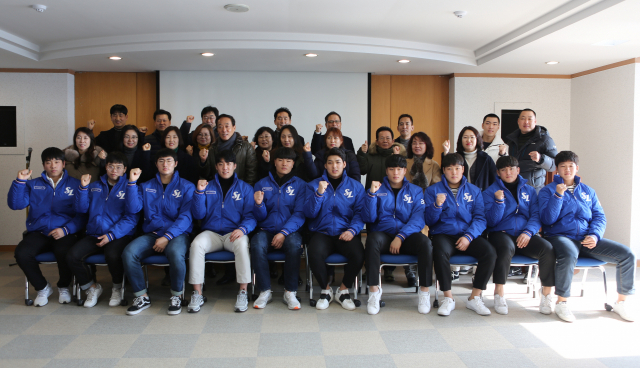 삼성 라이온즈 신인 선수들이 3일 경산볼파크에서 오리엔테이션을 갖고 가족들과 함께 기념촬영을 하고 있다. 삼성 라이온즈 제공