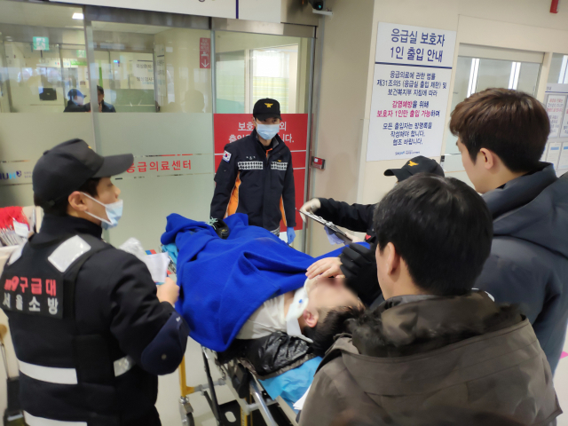3일 오후 신재민 전 기획재정부 사무관이 서울 동작구 보라매병원 응급실로 후송되고 있다. 신 전 사무관은 극단적 선택을 암시하는 메시지를 남기고 잠적한 지 4시간 만에 관악구 서울대입구역 인근 건물에서 발견됐다. 연합뉴스