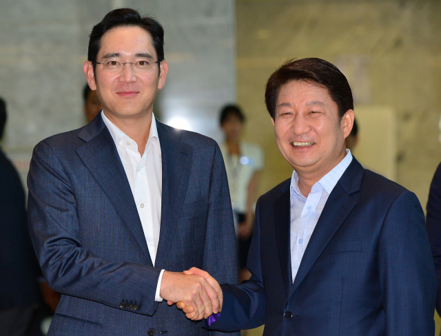 2015년 7월 21일 대구창조경제혁신센터를 방문한 이재용 삼성전자 부회장이 권영진 대구시장과 악수하고 있다. 매일신문 DB