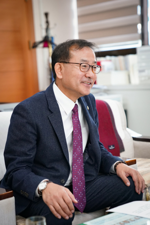 김희섭 대구수성구의회 의장이 올해 구의회 운영 방안에 대해 설명하고 있다. 수성구의회 제공.