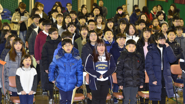 대구지역 초중고 5곳 중 1곳은 올해 졸업식을 1월로 앞당길 예정이다. 2018년 2월 9일 대구 서평초등학교에서 열린 졸업식에서 졸업생 27명과 재학생들이 교가를 제창하고 있다. 매일신문 DB