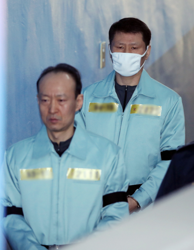박근혜 정부 시절 국가정보원의 특수활동비 수십억원을 상납받은 혐의로 기소된 이재만(왼쪽) 전 청와대 총무비서관과 안봉근 전 청와대 국정홍보비서관이 4일 오전 서울 서초구 서울고등법원에서 열린 항소심 선고공판에 출석하며 법정으로 향하고 있다. 연합뉴스