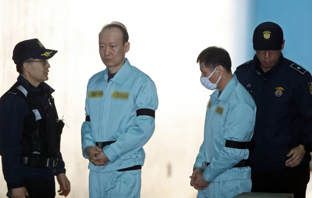 박근혜 정부 시절 국가정보원의 특수활동비 수십억원을 상납받은 혐의로 기소된 이재만(왼쪽) 전 청와대 총무비서관과 안봉근 전 청와대 국정홍보비서관이 4일 오전 서울 서초구 서울고등법원에서 열린 항소심 선고공판에 출석하며 법정으로 향하고 있다. 연합뉴스