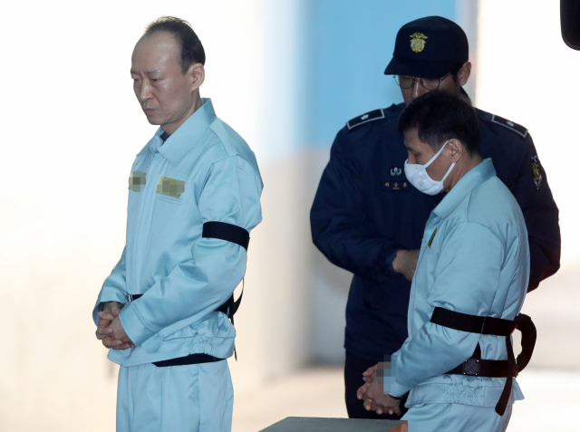 박근혜 정부 시절 국가정보원의 특수활동비 수십억원을 상납받은 혐의로 기소된 이재만(왼쪽), 안봉근 전 청와대 비서관이 4일 오전 서울 서초구 서울고등법원에서 열린 항소심 선고공판에 출석하며 법정으로 향하고 있다. 연합뉴스