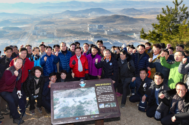 4일 오전 이철우(가운데 붉은 점퍼) 경북도지사와 도청 직원들이 새해를 맞아 검무산 정상에 올라 