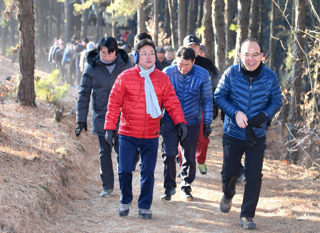 이철우 경북도지사가 새해맞이 검무산 등산에 나서 직원들과 등산로를 걷고 있다. 경북도 제공