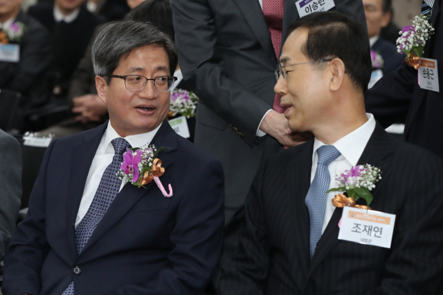 김명수 대법원장(왼쪽)이 11일 오후 경기도 고양시 장항동 사법연수원에서 열린 법원도서관 이전 개관식에서 조재연 대법관과 대화하고 있다. 연합뉴스