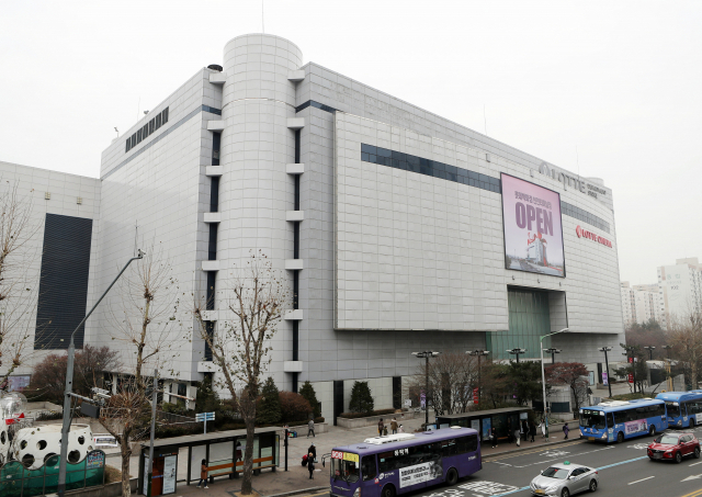 4일 오전 개점한 인천시 미추홀구 롯데백화점 인천터미널점에 개점을 알리는 홍보물이 설치돼 있다. 1997년부터 지난해 12월까지 신세계백화점이었던 이곳은 롯데가 2012년 9월 터미널 부지와 건물 일체를 매입하면서 이날부터 롯데백화점이 영업하게 됐다. 연합뉴스