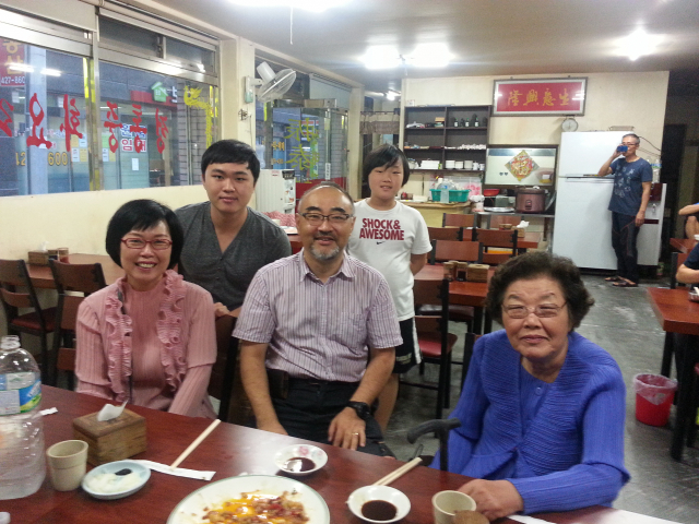 둘째 아들이 미국 유학중 잠시 귀국해서 가족이 함께 식사를 하고 찍은 사진. 왼쪽부터 필자와 둘째 아들, 남편, 세째 아들, 그리고 시어머니.
