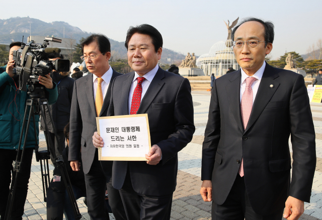 자유한국당 정양석 원내수석부대표(가운데)와 이만희(왼쪽), 추경호 의원이 4일 오후 서울 종로구 청와대 분수대 광장에서 