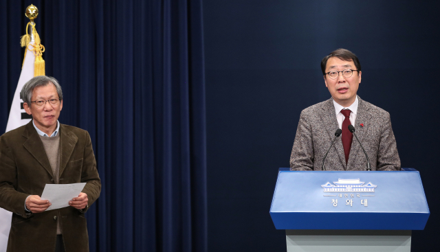 윤영찬 청와대 국민소통수석과 유홍준 광화문 대통령 시대 위원회 자문위원이 4일 오후 청와대 춘추관에서 대통령 집무실 광화문 청사 이전 보류 관련 발표를 하고 있다. 광화문 시대 위원회는 