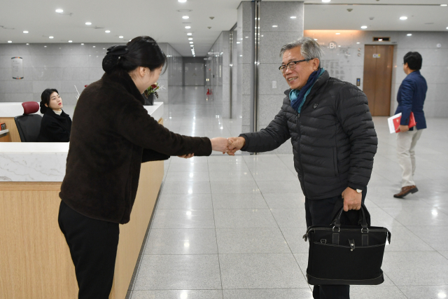 4일 오전 경북도청으로 첫 출근한 이동필 전 장관이 보안 요원과 악수하며 인사를 하고 있다. 경북도 제공