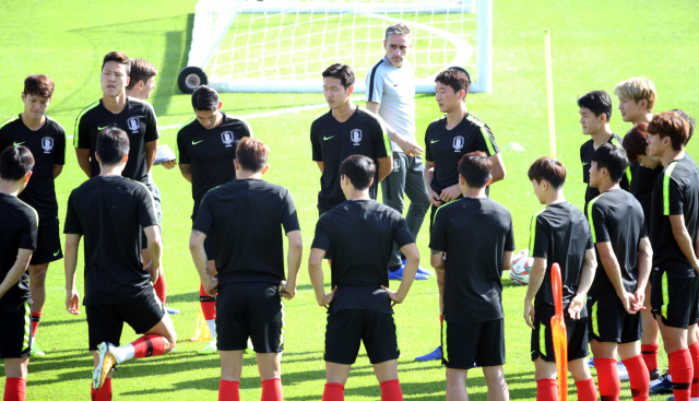 2019 아시아축구연맹(AFC) 아시안컵에 출전 중인 축구대표팀 파울루 벤투 감독이 필리핀과의 첫 경기를 이틀 앞둔 5일 오전(현지시간) 아랍에미리트 두바이 폴리스 오피서스 클럽 훈련장에서 선수들을 지켜보고 있다. 연합뉴스