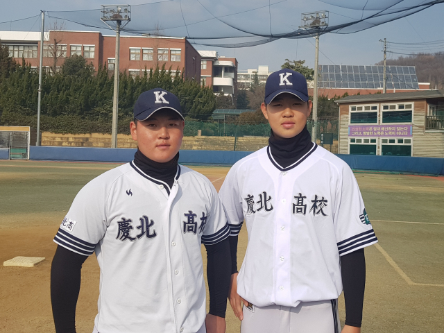 경북고 우완 황동재(오른쪽)가 2020 KBO 신인드래프트 1차지명에서 삼성의 선택을 받을 것으로 보인다. 왼쪽은 황동재의 배터리 콤비인 포수 박정환. 김병훈 기자