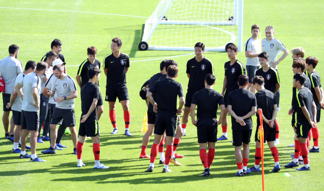 2019 아시아축구연맹(AFC) 아시안컵에 출전 중인 한국축구대표팀이 필리핀과의 첫 경기를 이틀 앞둔 5일 오전(현지시간) 아랍에미리트 두바이 폴리스 오피서스 클럽 훈련장에서 각오를 다지고 있다. 연합뉴스