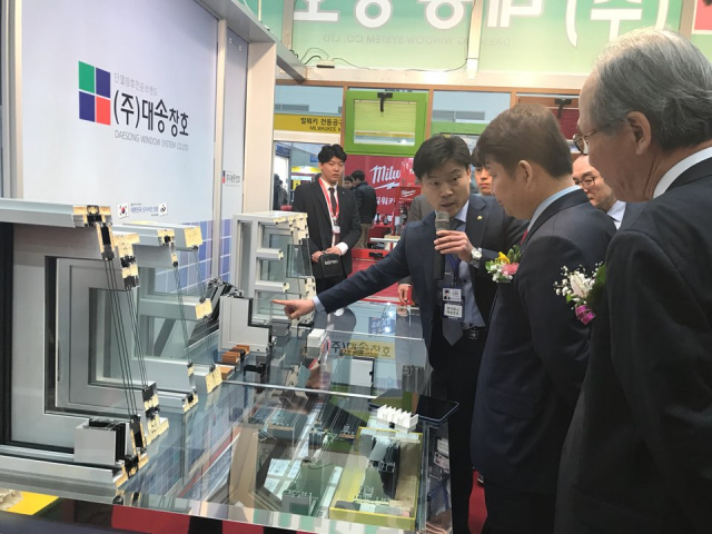 윤정록 (주)대송창호 대표(왼쪽)가 2018년 엑스코에서 열린 대구건축박람회에서 권영진 대구시장에게 자사 제품을 설명하고 있다.
