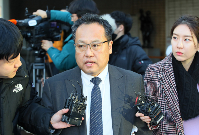 직원을 상습 폭행한 혐의로 고소당한 송명빈(50) 마커그룹 대표가 6일 서울 강서경찰서에서 경찰의 2차 출석 조사를 마친 뒤 귀가하고 있다.