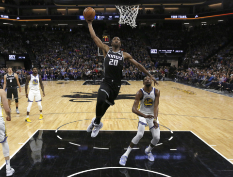 미국프로농구(NBA) 새크라멘토 킹스의 해리 자일스가 6일 골든스테이트 워리어스와의 경기에서 덤크를 시도하고 있다. AP연합뉴스