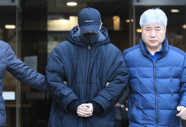 만취 상태로 무면허 운전을 하다가 사고를 낸 배우 손승원 씨가 2일 오전 서울중앙지법에서 열린 구속 전 피의자 심문(영장실질심사)을 마친 뒤 밖으로 나서고 있다. 연합뉴스 #정휘 #손승원 #윤창호법