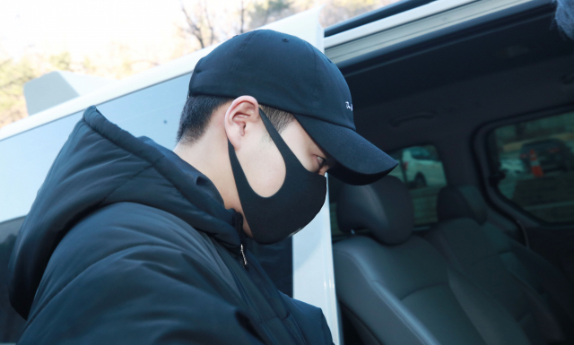 만취 상태로 무면허 운전을 하다가 사고를 낸 배우 손승원 씨가 2일 오전 서울중앙지법에서 열린 구속 전 피의자 심문(영장실질심사)을 마친 뒤 밖으로 나서고 있다. 연합뉴스 #정휘 #손승원 #윤창호법