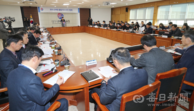 강은희 대구시교육감이 7일 교육청에서 2019 출입기자 신년 간담회를 열고 올해 주요 교육 정책을 발표하고 있다. 성일권 기자 sungig@imaeil.com