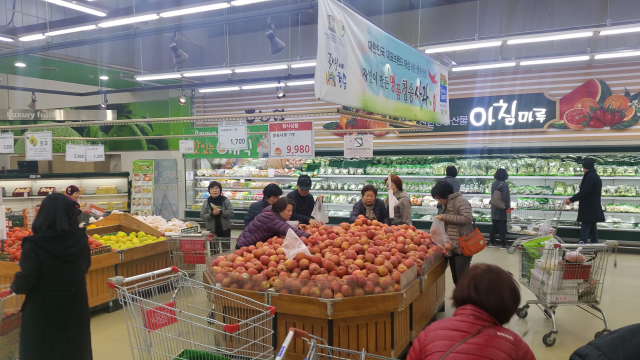 지난해 말 청송사과가 서울 하나로마트 양재점에 입점했다. 청송사과를 구입하고 있는 소비자들. 청송군 제공