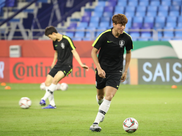 한국 축구 국가대표팀 황의조가 필리핀과 2019 AFC 아시안컵 UAE 조별 라운드 C조 1차전을 하루 앞둔 6일 오후(현지시간) 아랍에미리트 두바이 알 막툼 스타디움에서 몸을 풀고 있다. 연합뉴스