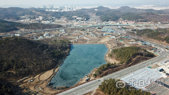 한국토지주택공사(LH)는 대구 법원과 검찰이 옮겨갈 연호지구의 개발계획을 올해 상반기까지 2020년 하반기 착공하겠다는 목표지만 주민들과의 갈등과 보상협의 절차 등은 난제로 꼽힌다. 수성구 연호지구 모습. 우태욱 기자 woo@imaeil.com