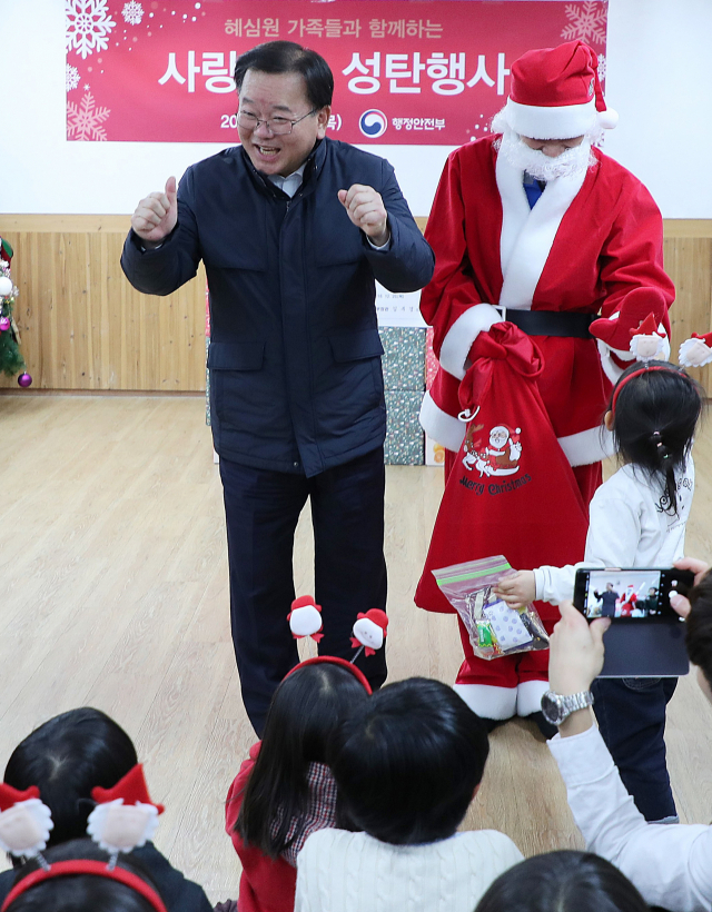김부겸 행정안전부 장관이 지난달 21일 서울 용산구의 아동양육시설 혜심원을 찾아 어린이들과 인사하고 있다. 연합뉴스