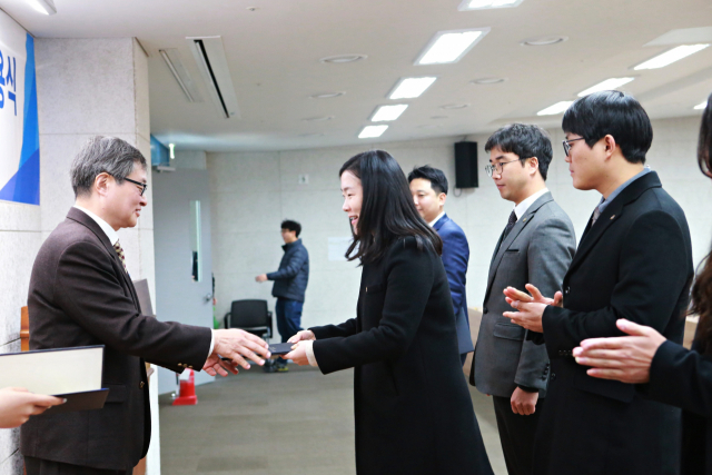배영찬 DGIST 총장 직무대행이 7일 컨실리언스홀에서 열린 정규직 전환 임용식에서 신규 직원들에게 임용장을 수여하고 있다. DGIST 제공