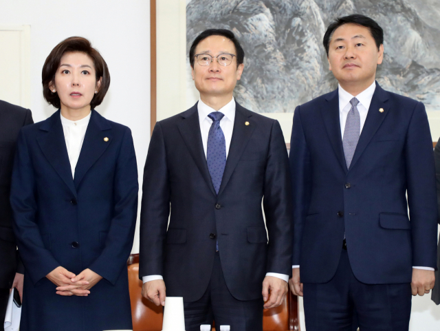 더불어민주당 홍영표(가운데), 자유한국당 나경원(왼쪽), 바른미래당 김관영 원내대표가 7일 국회 운영위원장실에서 만나고 있다. 연합뉴스