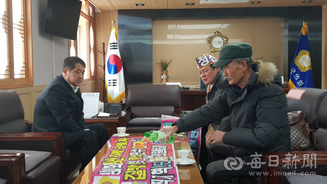 시민단체 활빈단이 7일 해외연수 물의를 빚고 있는 예천군의회를 찾아 이형식 군의회 의장(사진 왼쪽)이 보는 앞에서 