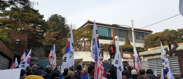 전두환 전 대통령을 지지하는 보수단체 회원들이 7일 서울 서대문구 연희동 전 대통령 자택 앞에서 광주지법을 규탄하는 집회를 열고 있다. 연합뉴스
