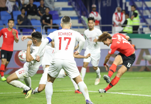 파울루 벤투 감독이 이끄는 한국 축구 국가대표팀이 7일 오후(현지시간) 아랍에미리트 두바이 알 막툼 스타디움에서 열린 2019 AFC 아시안컵 UAE 조별 라운드 C조 필리핀과의 경기에서 황의조가 첫골을 넣고 있다 연합뉴스