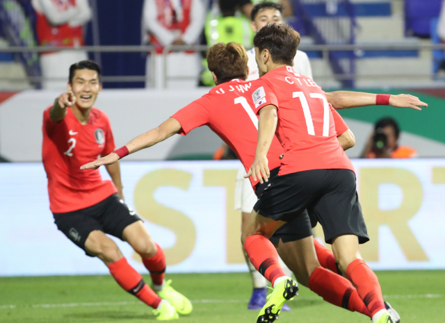 파울루 벤투 감독이 이끄는 한국 축구 국가대표팀이 7일 오후(현지시간) 아랍에미리트 두바이 알 막툼 스타디움에서 열린 2019 AFC 아시안컵 UAE 조별 라운드 C조 필리핀과의 경기에서 황의조가 첫골을 넣고 기뻐하고 있다. 연합뉴스