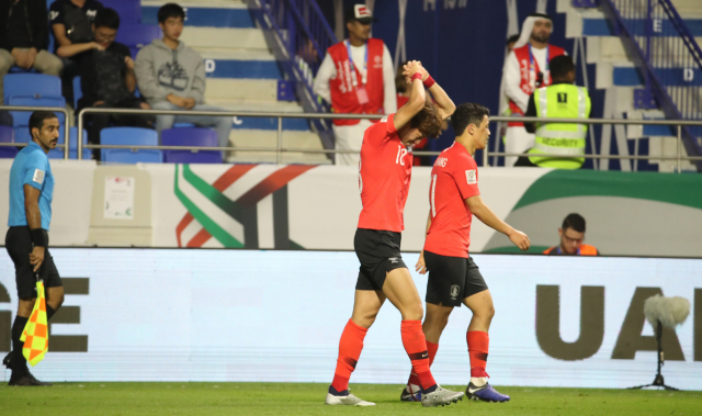 7일 오후(현지시간) 아랍에미리트 두바이 알 막툼 스타디움에서 열린 2019 AFC 아시안컵 UAE 조별 라운드 C조 1차전 필리핀과의 경기에서 황의조가 골을 넣은 뒤 기뻐하고 있다. 연합뉴스