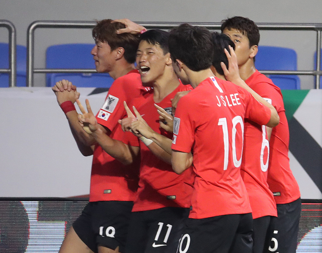 파울루 벤투 감독이 이끄는 한국 축구 국가대표팀이 7일 오후(현지시간) 아랍에미리트 두바이 알 막툼 스타디움에서 열린 2019 AFC 아시안컵 UAE 조별 라운드 C조 필리핀과의 경기에서 황의조가 첫골을 넣고 기뻐하고 있다. 연합뉴스