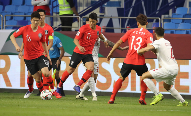 7일 오후(현지시각) 아랍에미리트 두바이 알 막툼 스타디움에서 열린 2019 AFC 아시안컵 UAE 조별 라운드 C조 필리핀과의 경기에서 기성용이 황희찬의 패스를 받아 드리블하고 있다. 연합뉴스