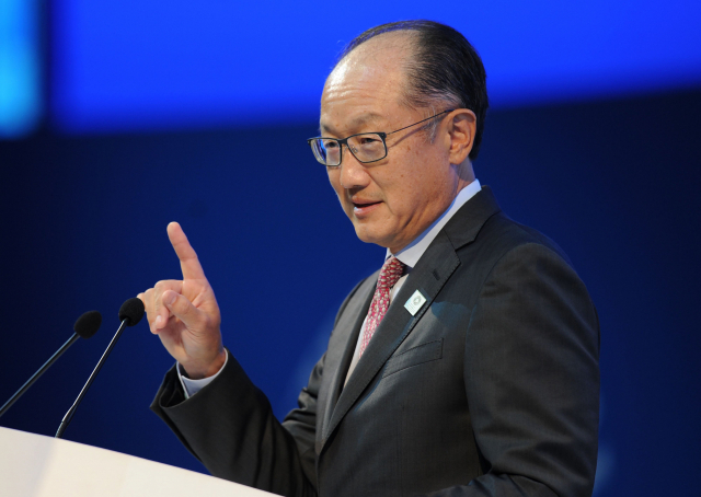 김용 세계은행(WB) 총재가 지난해 10월 인도네시아 발리에서 열린 국제통화기금(IMF)·세계은행 연차총회에서 연설하고 있다. 김 총재는 임기 만료를 3년반 가량 남겨둔 상황에서 7일(현지시간) 세계은행 직원들에게 보낸 이메일을 통해 총재직을 사임한다고 발표했다. 김 총재는 민간부문에 합류한다며 이는 예기치 않은 것이었다고 밝혀 전격 사임의 배경에 관심이 쏠리고 있다. 연합뉴스