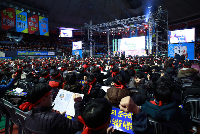 7일 오후 서울 송파구 잠실학생체육관에서 전국금융산업노조 KB국민은행 지부 조합원들이 총파업 전야제를 개최하고 있다. 국민은행 노조의 총파업은 2000년 주택은행과 국민은행 합병 반대 파업 이후 19년 만이다. 연합뉴스 #국민은행 파업