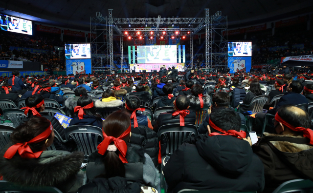 7일 오후 서울 송파구 잠실학생체육관에서 전국금융산업노조 KB국민은행 지부 조합원들이 총파업 전야제를 개최하고 있다. 국민은행 노조의 총파업은 2000년 주택은행과 국민은행 합병 반대 파업 이후 19년 만이다. 연합뉴스 #국민은행 파업