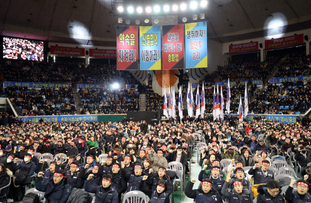 8일 오전 서울 송파구 잠실학생체육관에서 전국금융산업노조 KB국민은행 지부 조합원들이 총파업 선포식에 앞서 구호를 연습하고 있다. 연합뉴스 #국민은행 파업